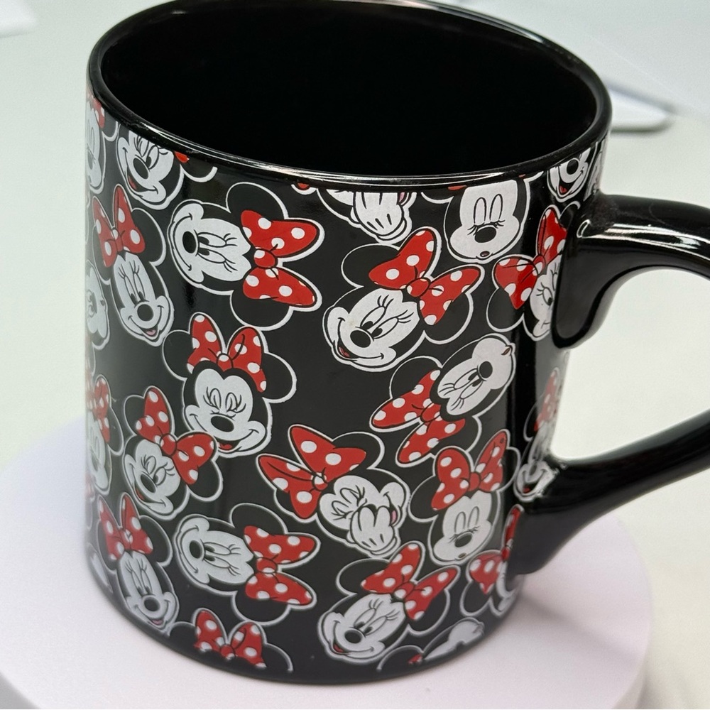 🎄🎄Disney Minnie Mouse Black White and Red Mug